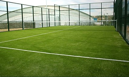 Pista de pádel exterior con c&eacute;sped artificial