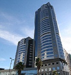 Fachada de vidrio en gran edificio